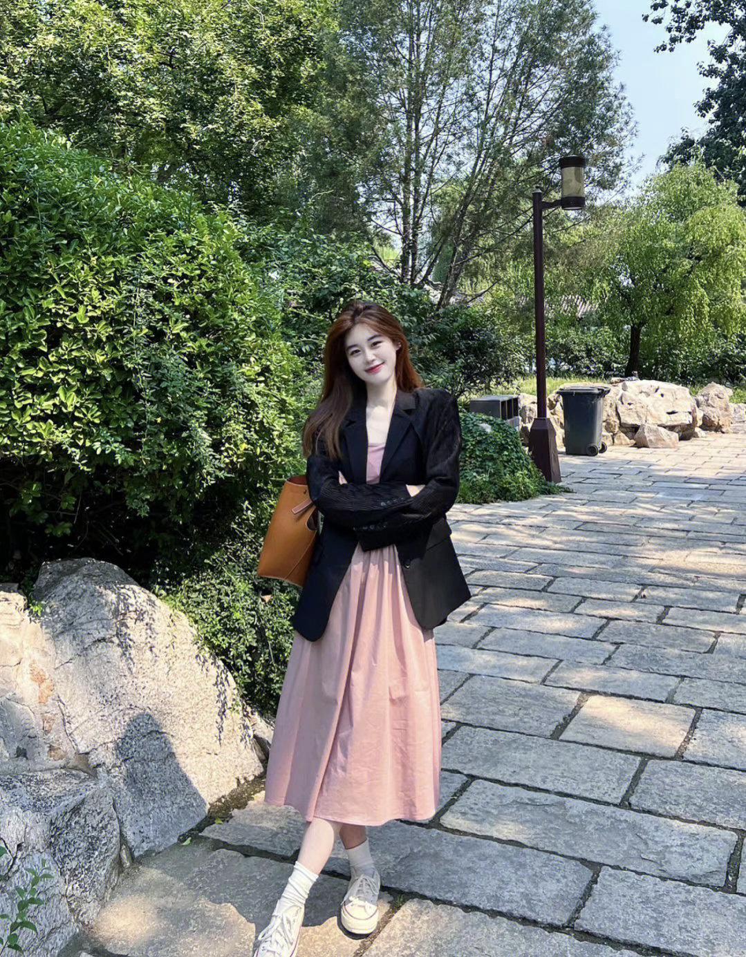 运动鞋搭配什么款式的长裙,这才是大部分普通女孩的穿搭