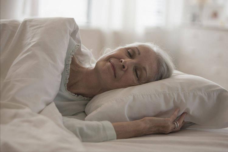 女人裸睡养生先要了解这些禁忌,女人睡觉时需脱下三样东西