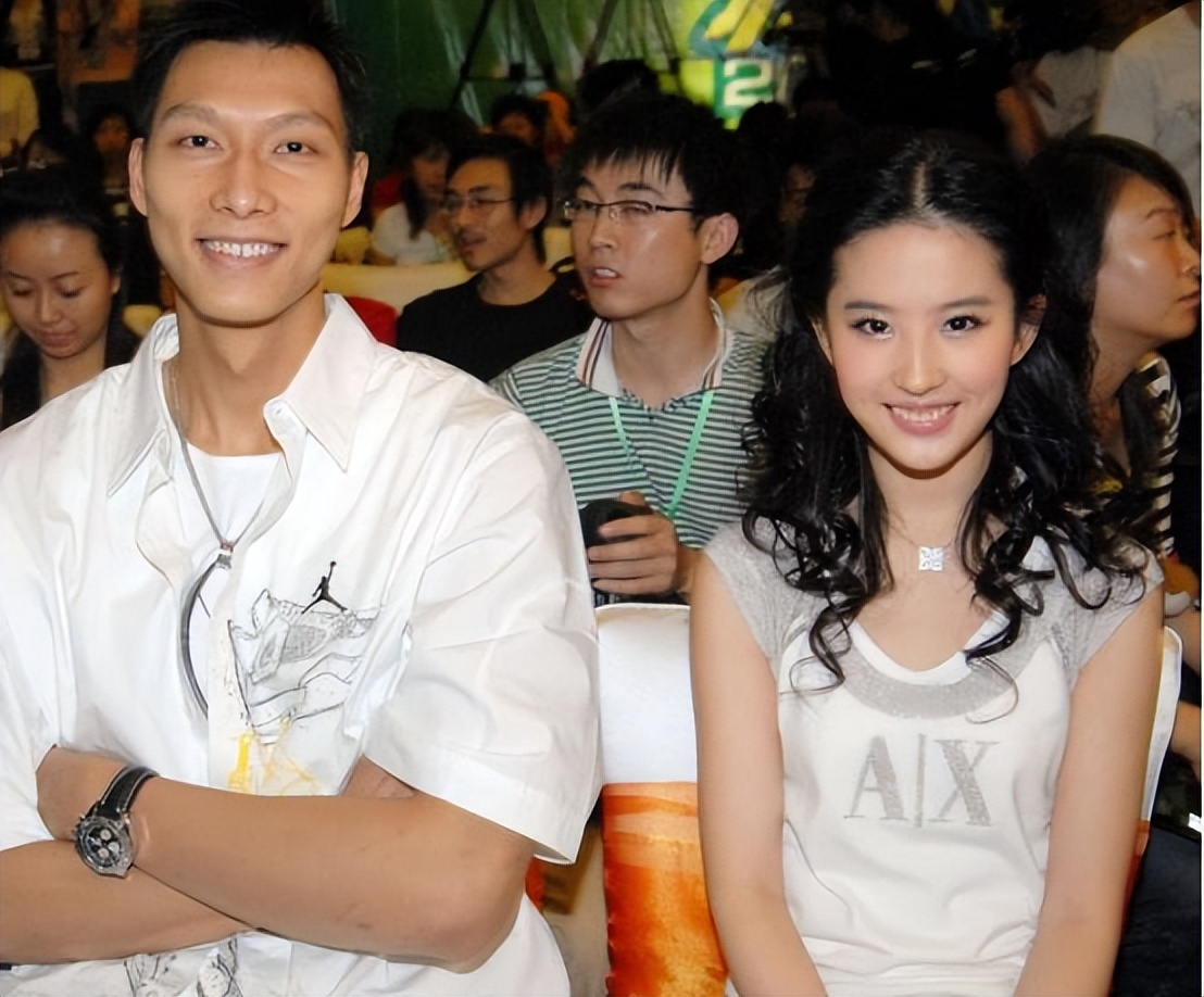 易建联与娇妻荆灵图片,易建联结婚生子了吗