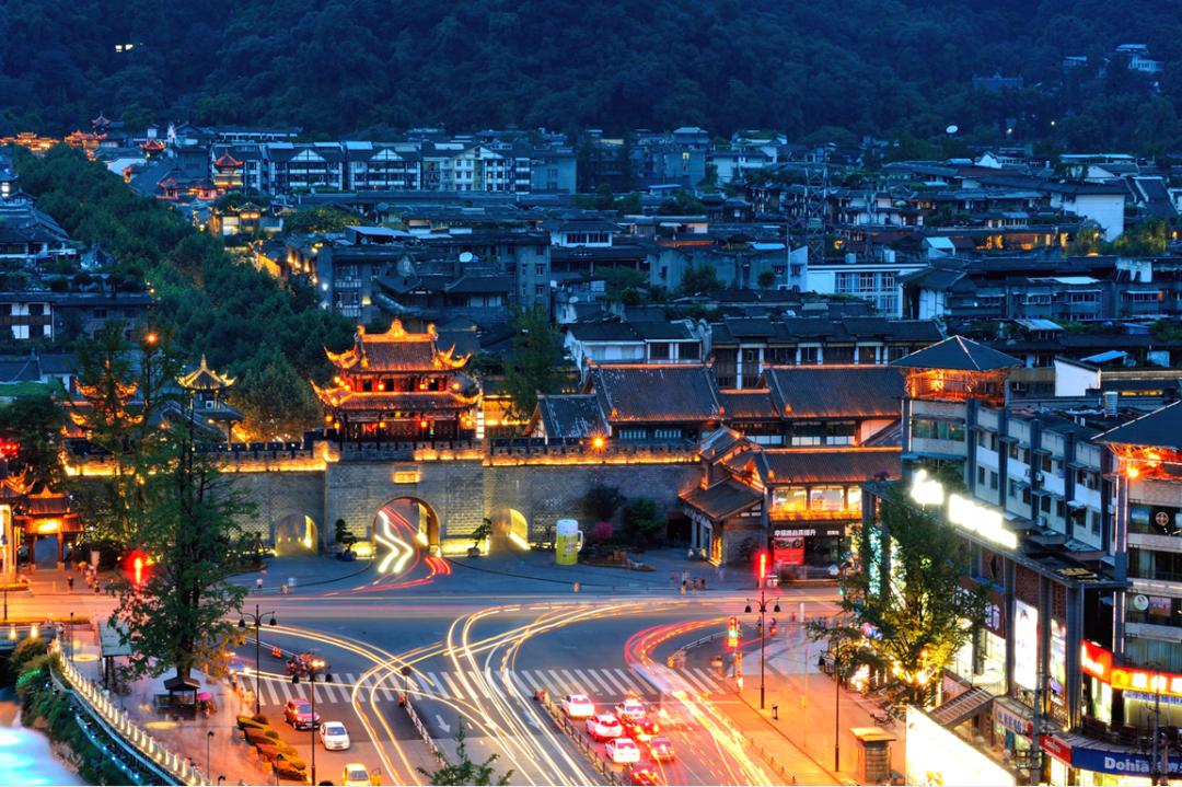 初秋城市漫游指南！都江堰8大爆款夜游地全在这里，吹河风尝美食get暴走两万步的畅快~