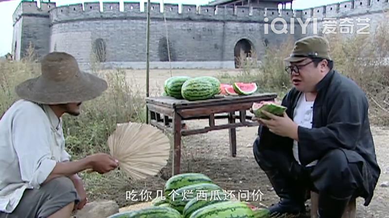 女学生可怜摆摊老人买下全部西瓜,学生看大爷卖瓜可怜