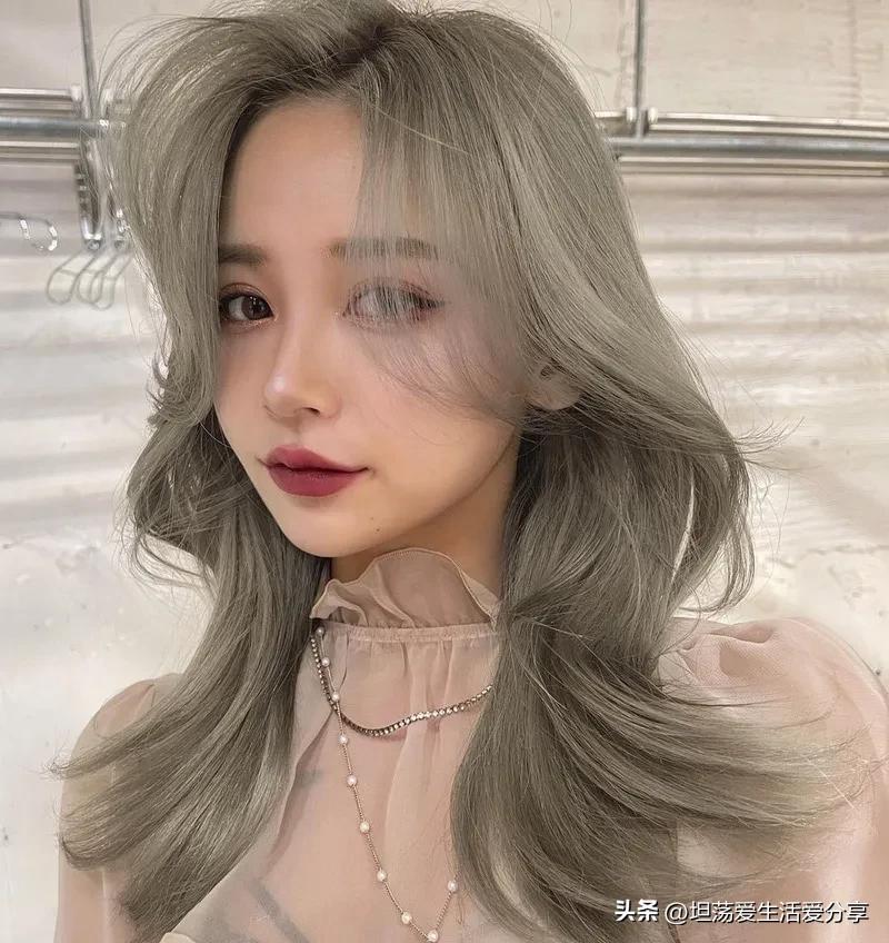 两边翘起来的发型有氛围感,散发发型既简单又俏皮