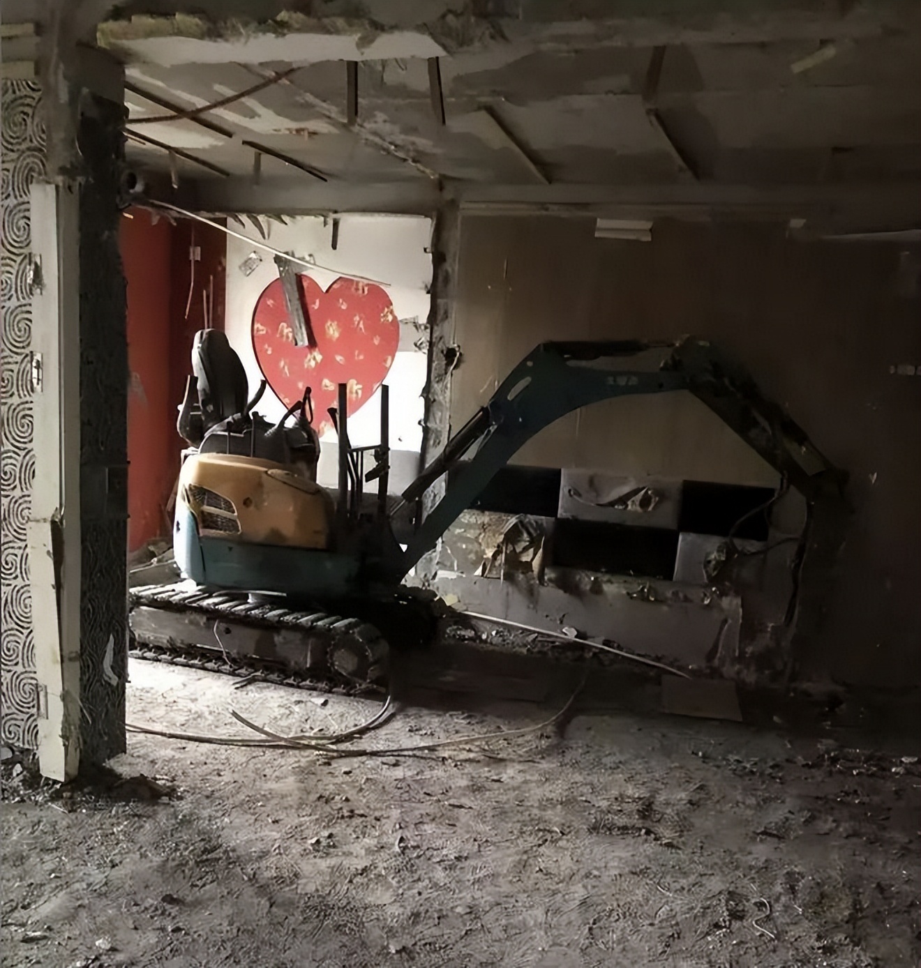 哈尔滨私砸承重墙事件最新报道,哈尔滨承重墙被砸事件处理结果