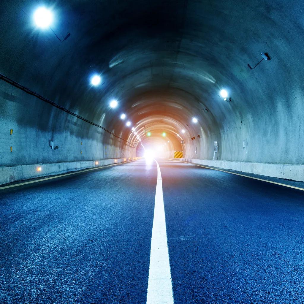 高速路上连个路灯都没有,高速路上为什么没路灯