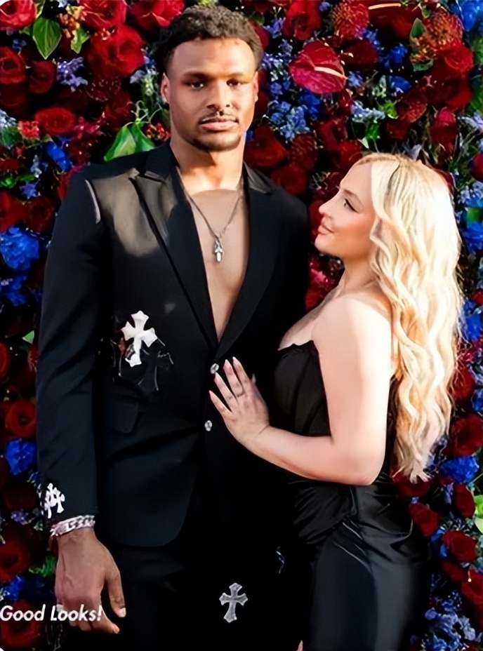 詹皇穿白西装,詹皇苦练身材大秀肌肉