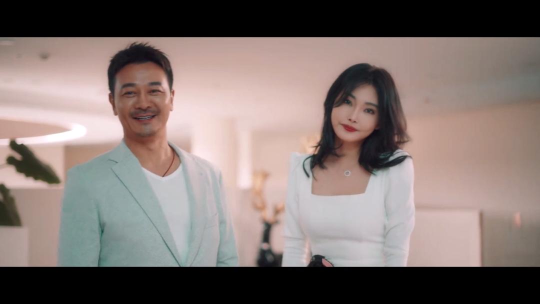 大长腿晶女郎+“过气”动作明星，这组合想不烂都难