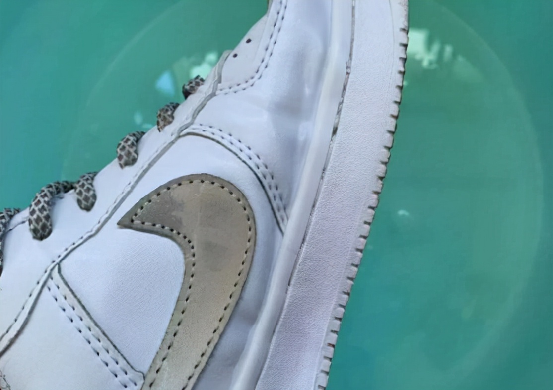 小白鞋变成黄色了怎么办,小白鞋变成小黑鞋怎么洗更干净