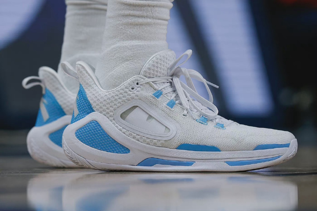 附加赛拉塞尔上脚鞋,拉塞尔李宁比赛