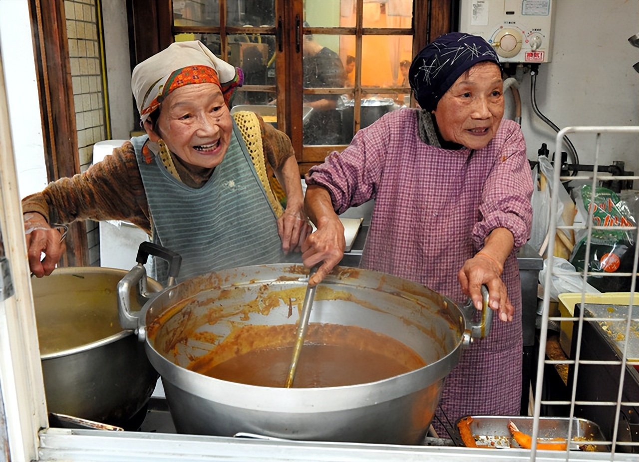 89岁双胞胎姐妹开食堂还债，每天3点半起床，用家常菜治愈无数人