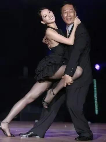 郭台铭:原配离世直呼上帝不公,却转身娶了比儿子大两岁的小娇妻