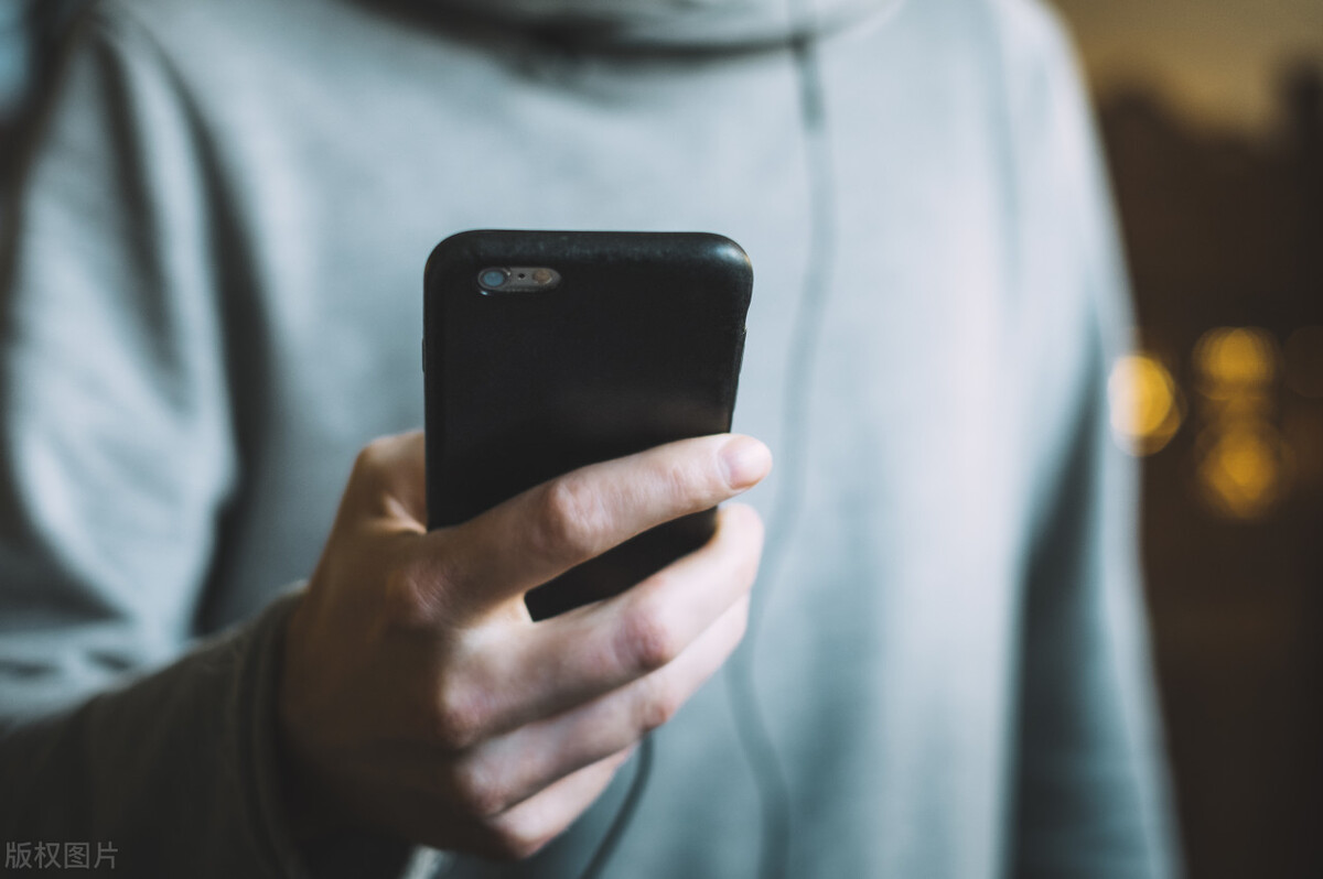 外卖小哥诈骗女大学生10年,却因忽略QQ空间一功能,直接被捕入狱