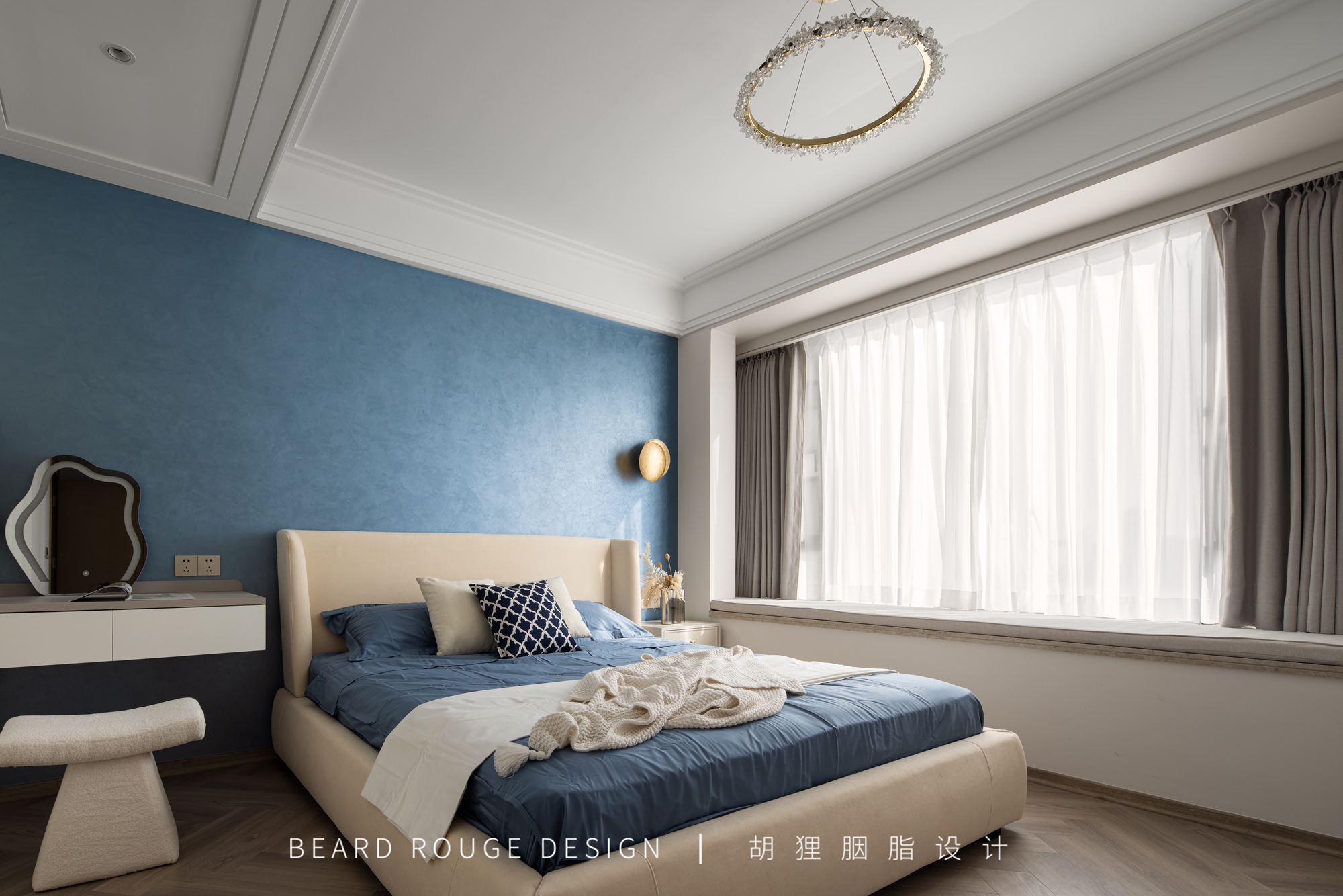 太平鸟克莱因蓝撞色羽绒服女,克莱因蓝撞色卫衣女