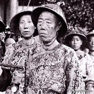 珍贵照片，日军*杀屠**老百姓强奸妇女，用刀剖开肚子，看看多残忍