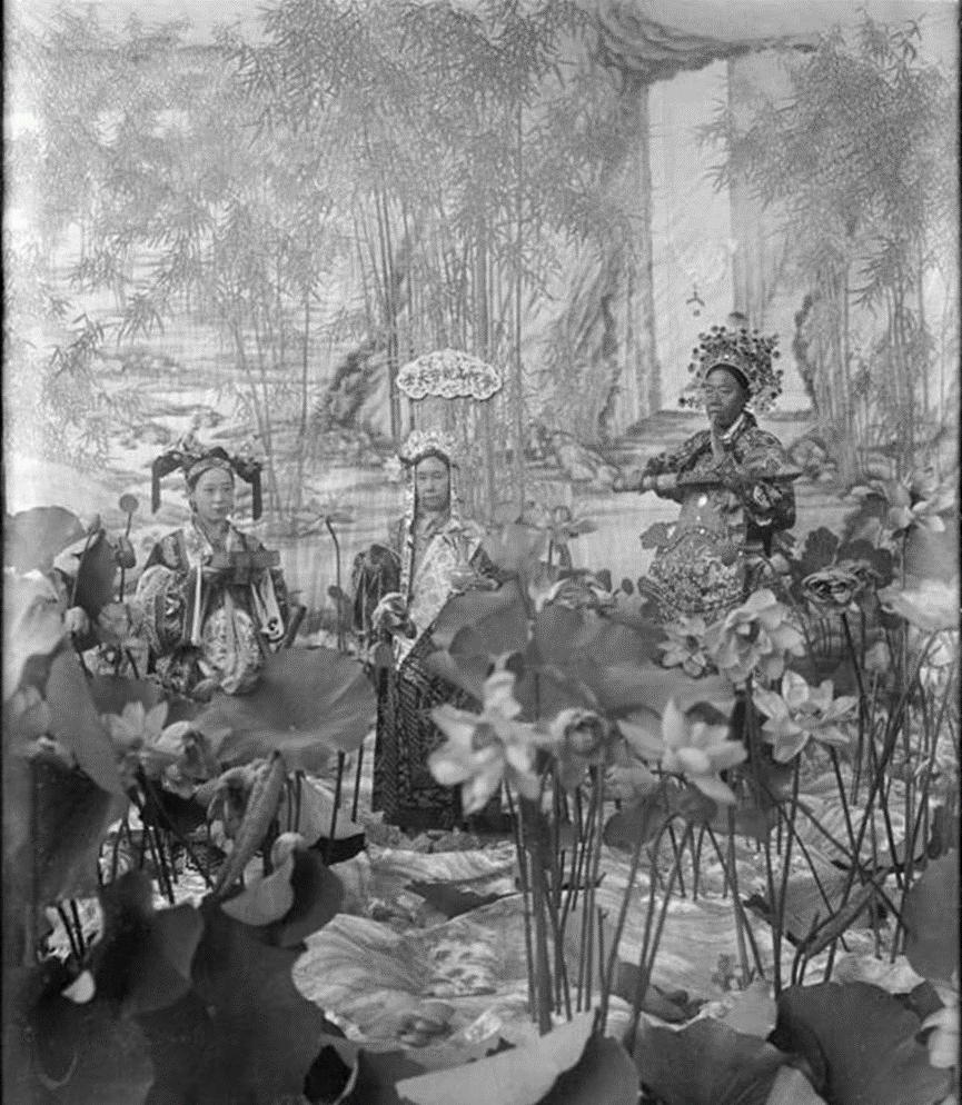 办公御座旁摆鲜苹果，69岁秀发黑到反光…慈禧照片里的晚清史细节