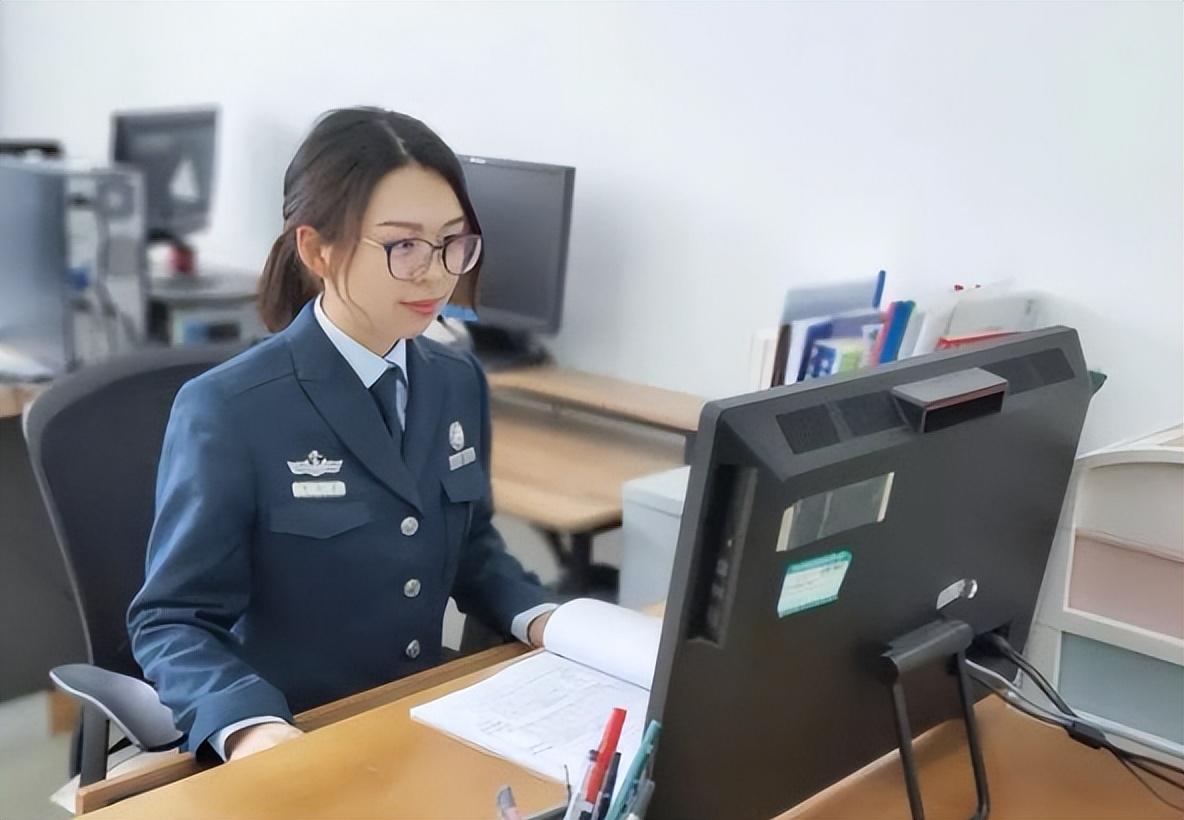 军队文职和公务员要怎么选,军队文职和公务员的差别