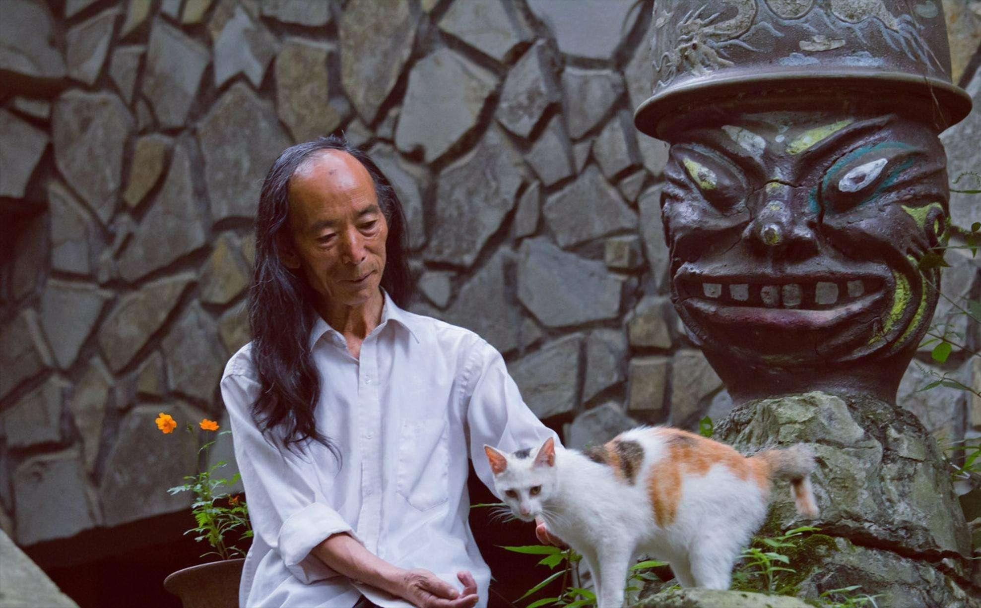 贵州80岁老人隐居深山打造古城,贵州一老人隐居在古堡30年