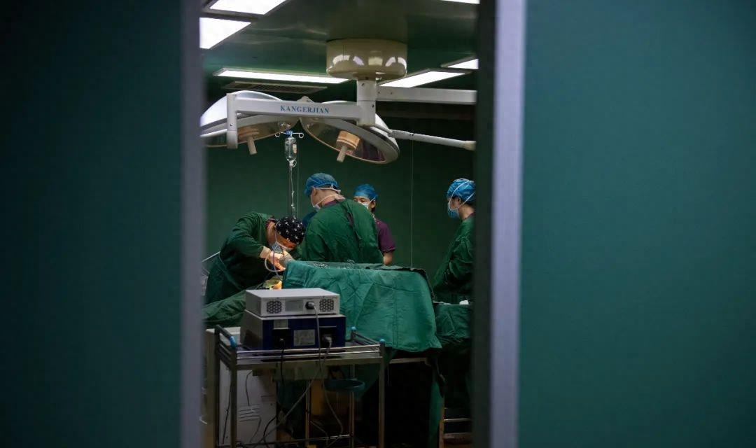 一位女明星隆胸5次,女演员隆胸