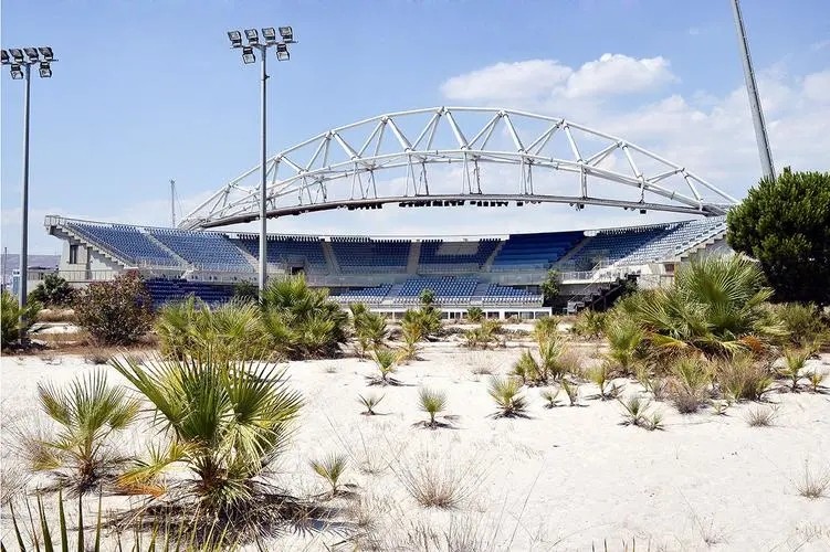 耗资22亿建造为期6年建造的鸟巢,3亿建造的鸟巢现状