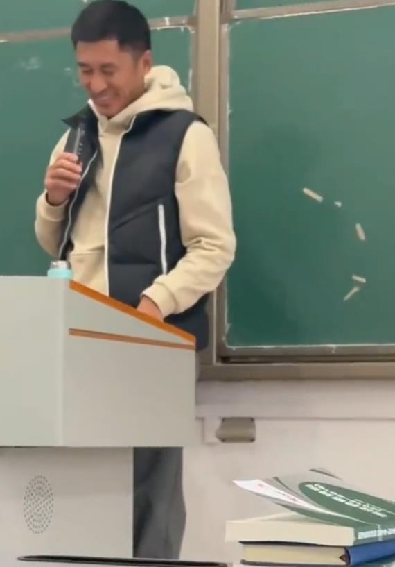 裁判员马宁,马宁判处红黄牌最多的一场比赛