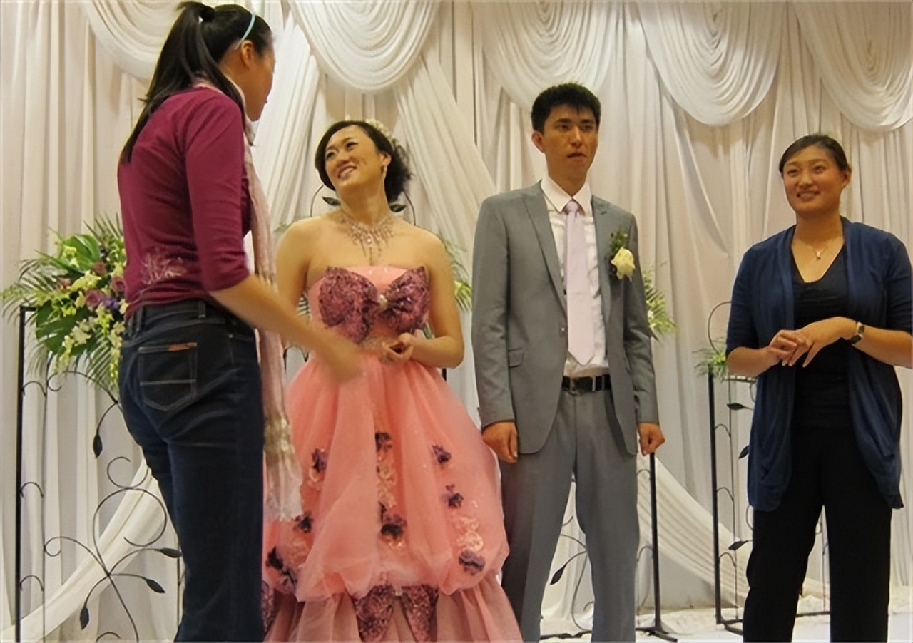 女排名将刘亚男：体坛生涯有泪，因2斤毛豆嫁给帅哥，婚姻幸福