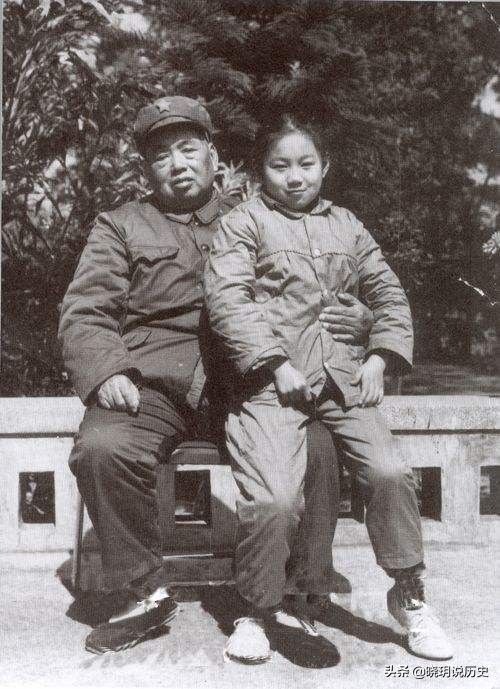 许道江:*世友许**的孙女长相漂亮,毕业后在部队工作,为人低调沉稳