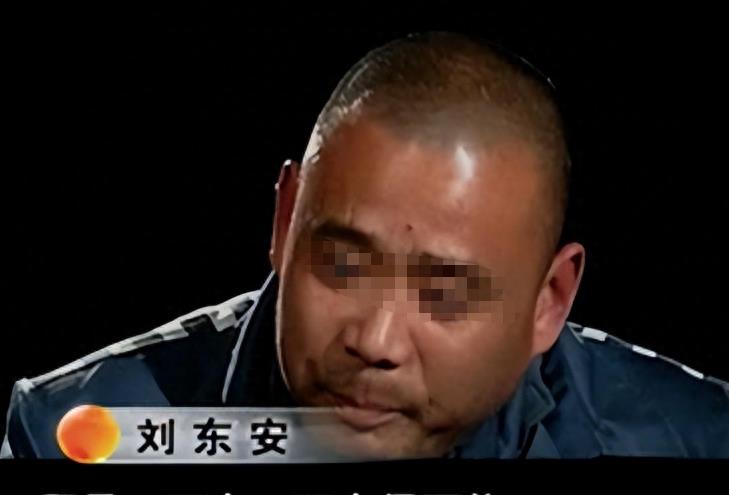 男子和妻子嬉戏打闹,男子和妻子打闹不料摔倒