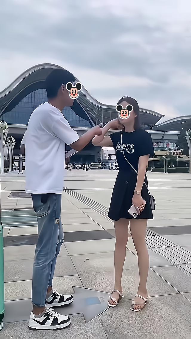 女子和闺蜜从车站出来，闺蜜拍了男子的臀部后就逃跑，让她被误会