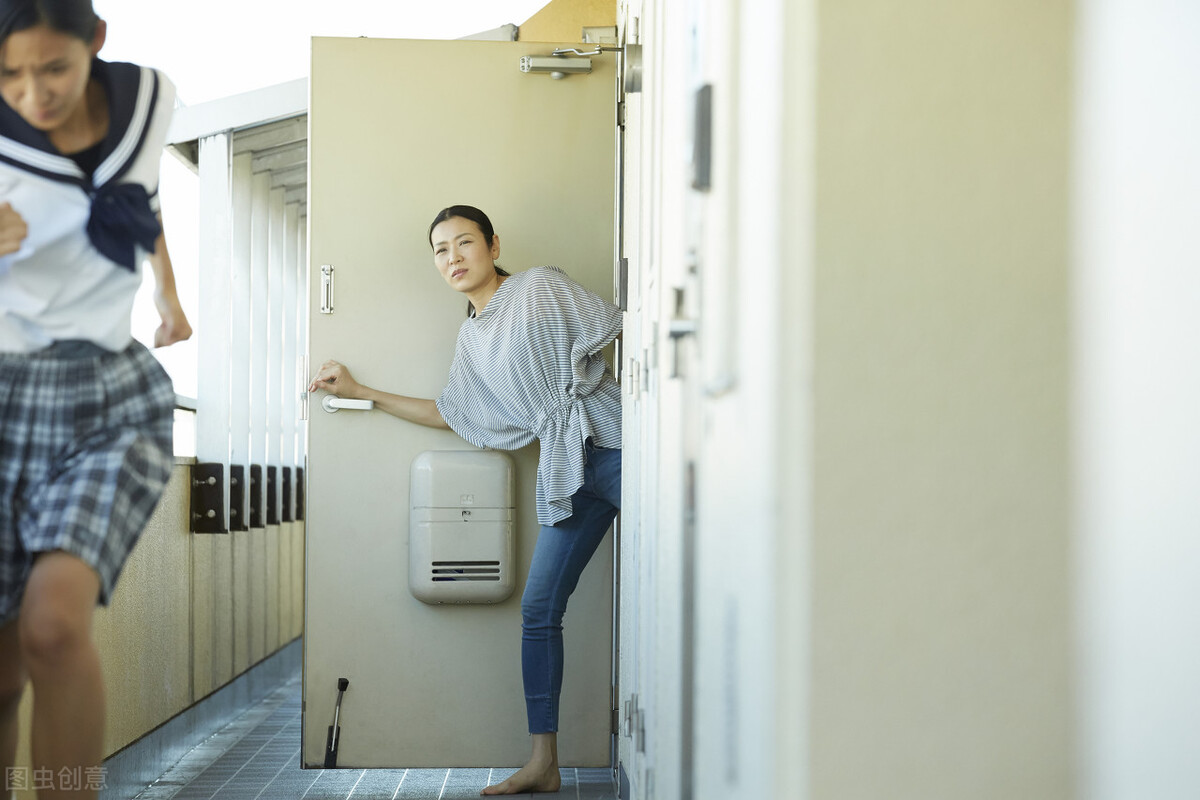 叛逆期孩子和父母有隔阂,初中生叛逆期家长如何引导