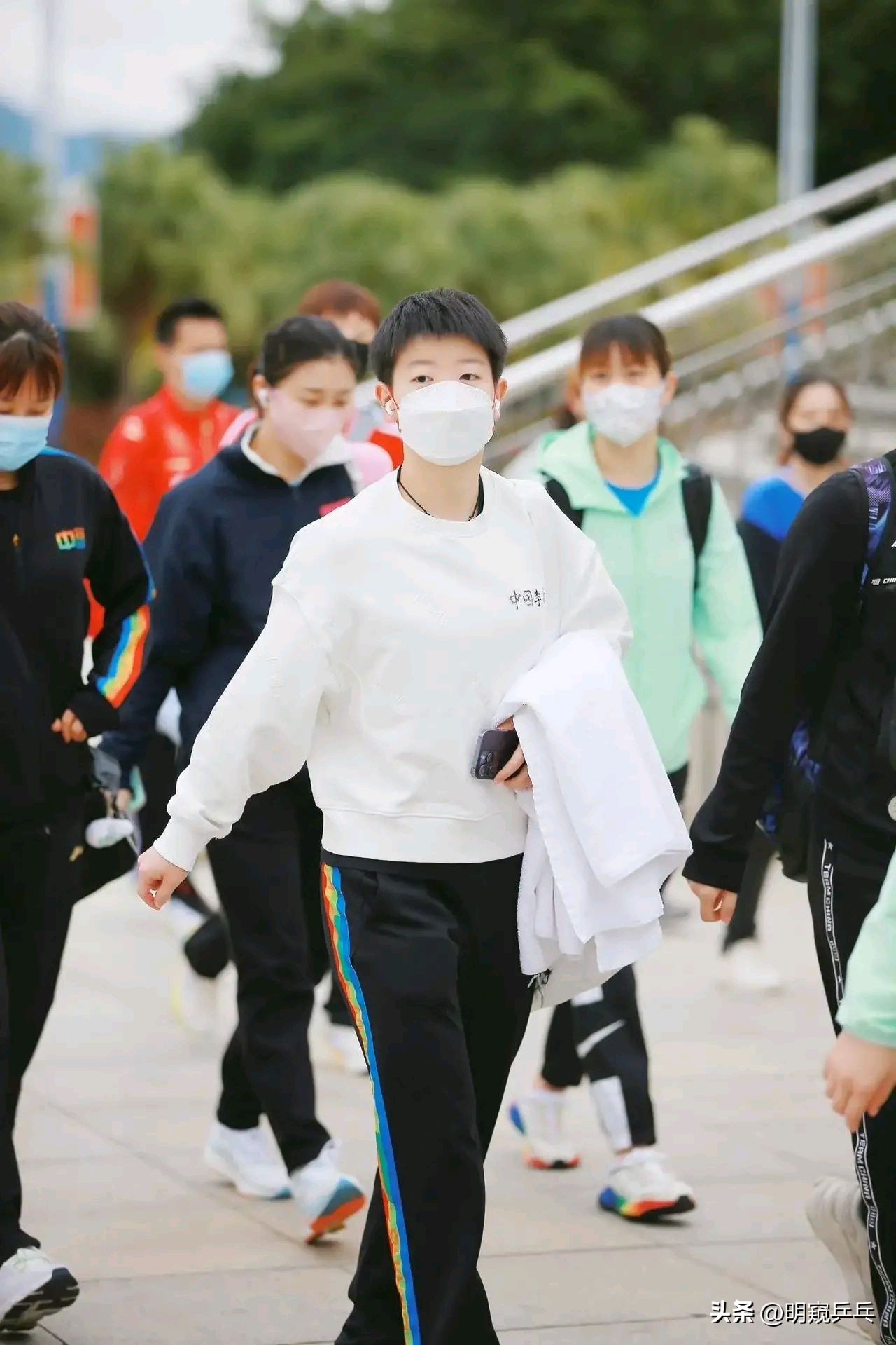 孙颖莎、王曼昱最新照片曝光！外套品牌是李宁，才800元一件！