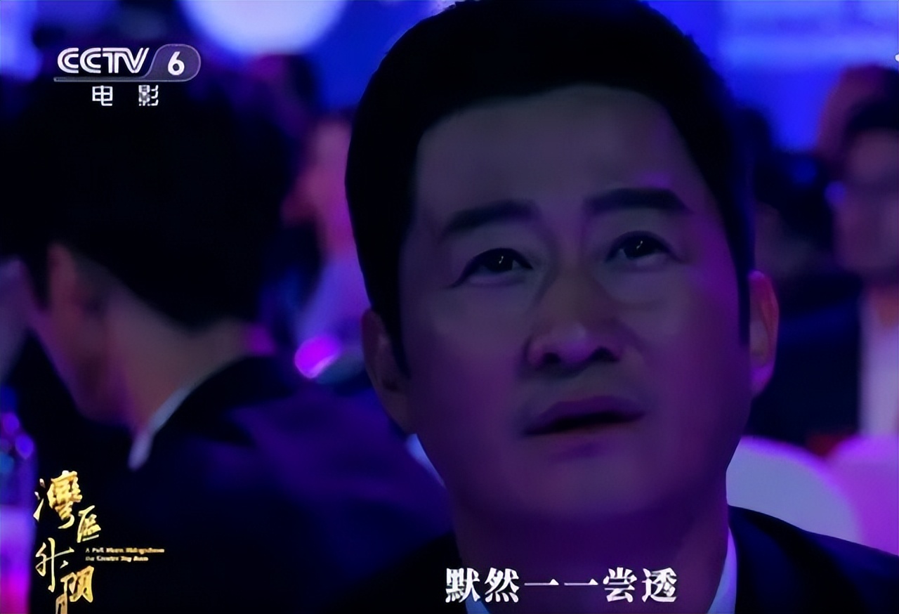 徐小凤怼人场面,周润发致敬徐小凤图文