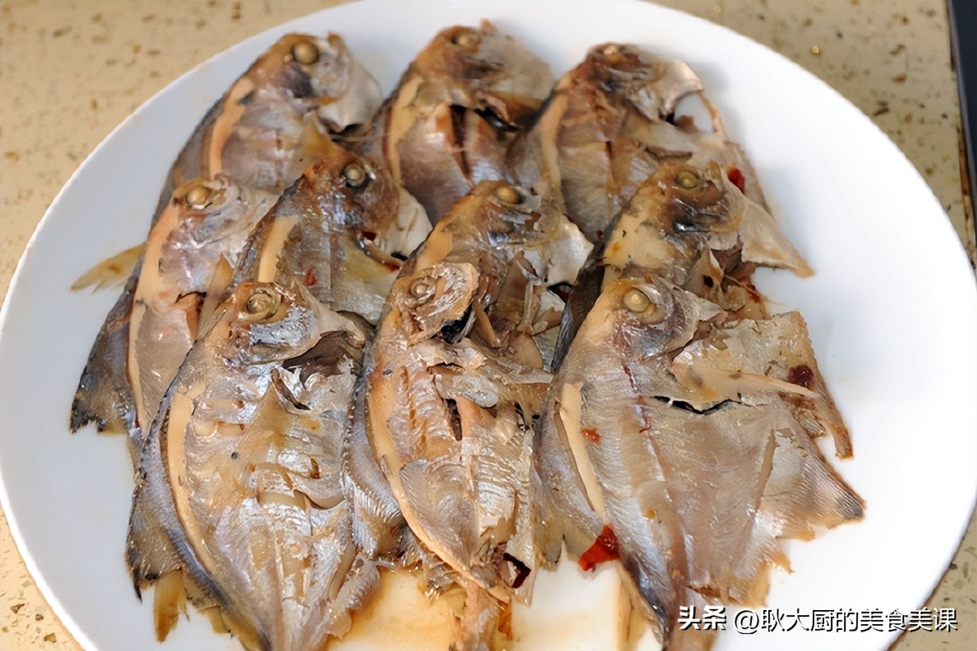 红烧小银鲳家常做法,酱焖银鲳鱼最好吃的做法