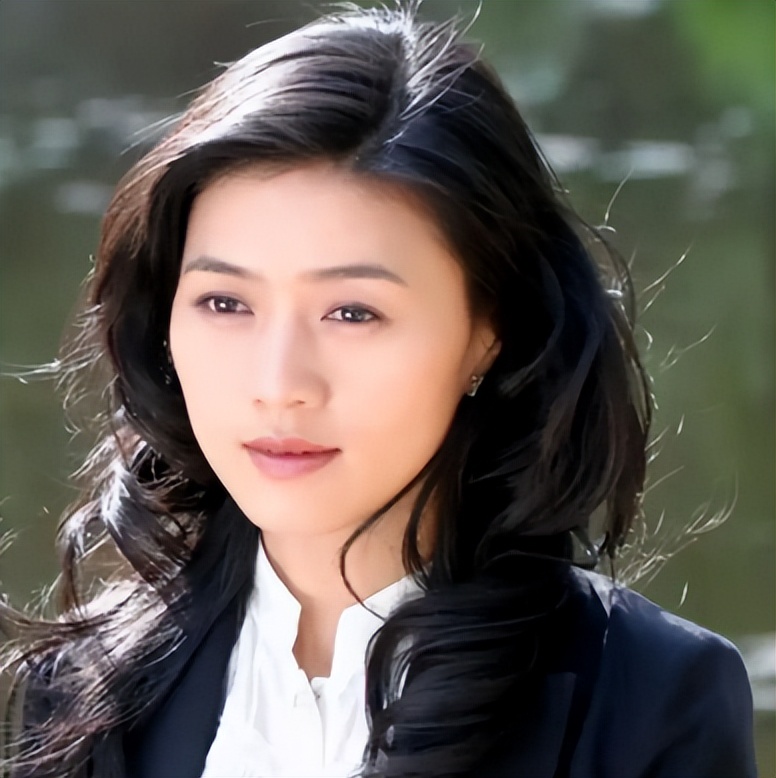 公然挑衅刀郎，机场怒踹粉丝，歌坛“一姐”那英究竟凭啥这么狂？