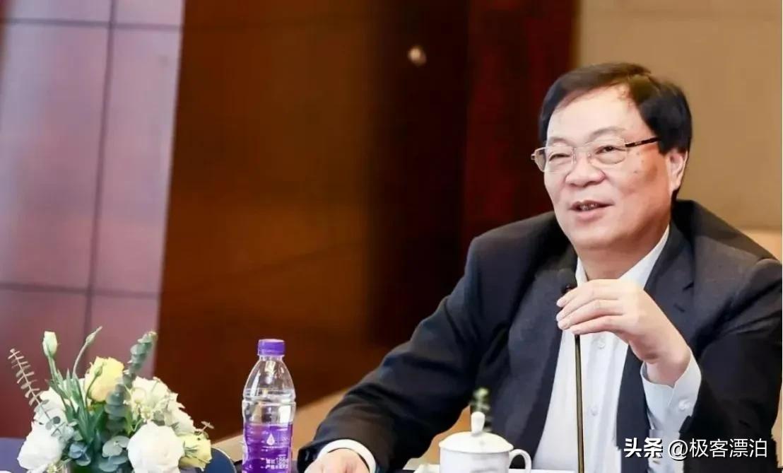 藏得太深！宁德时代和比亚迪的“幕后大佬”，居然是卖西服的？