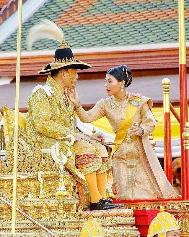 泰国神兽公主身材好辣！白衬衫裹身掩不住丰胸，可惜35岁仍是单身