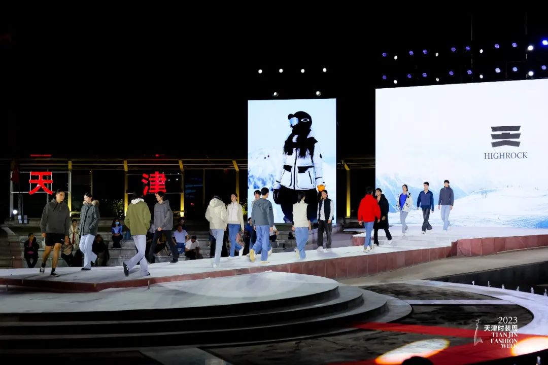 皮尔卡丹把时尚带入中国,皮尔卡丹中国服装展