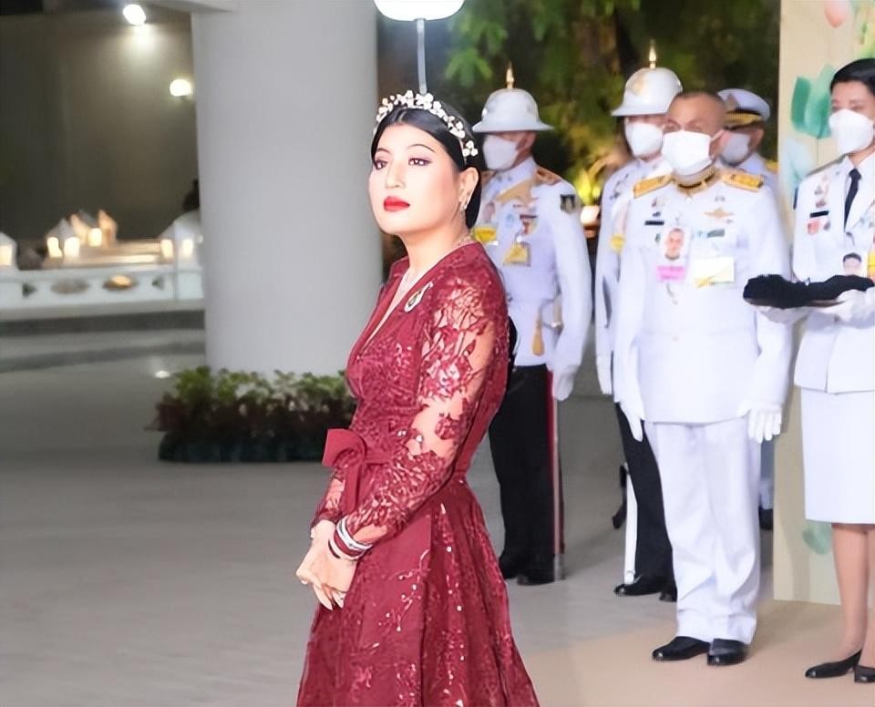 泰王屈膝礼,苏提达生日庆典