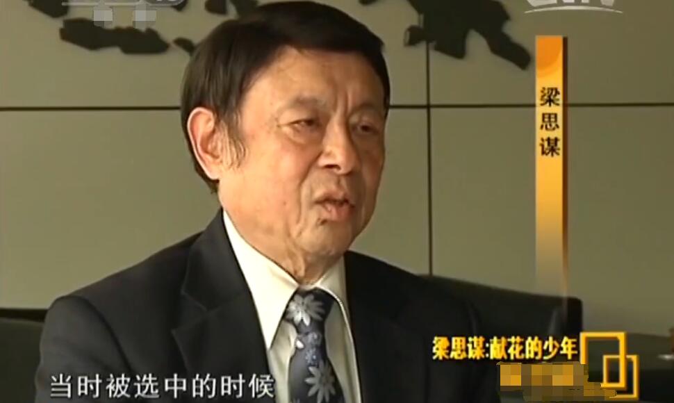 1955年，万隆会议给周总理献花的男孩是谁？后来帮了中国大忙