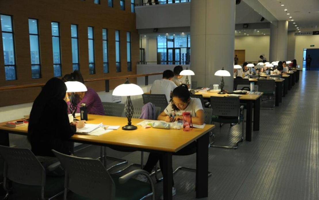 两姐妹卖烤肠月入12万,下班摆摊卖烤肠日入800多