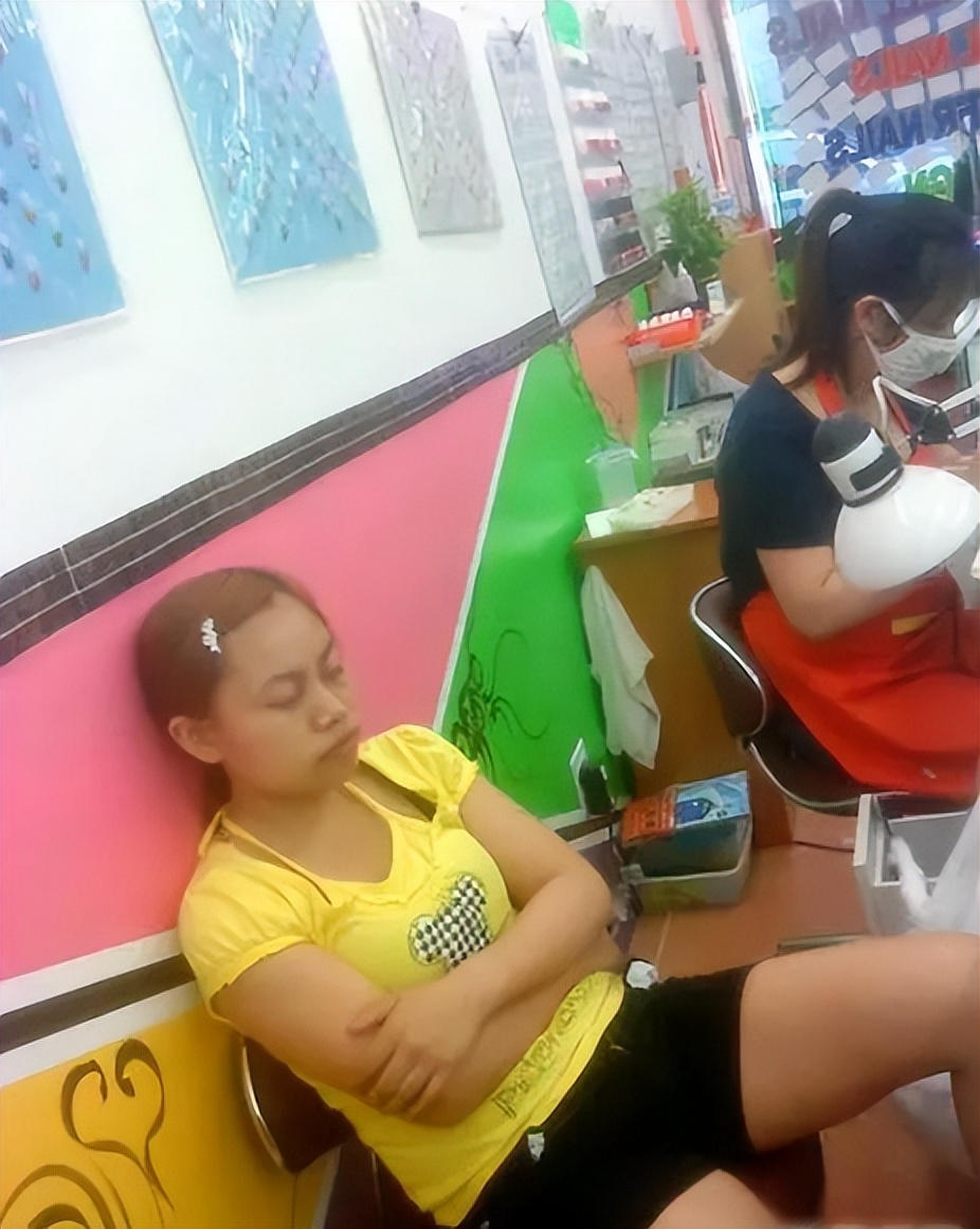 中国教授：做废物舒服！赴美的52岁前女公务员：干按摩还在向上爬