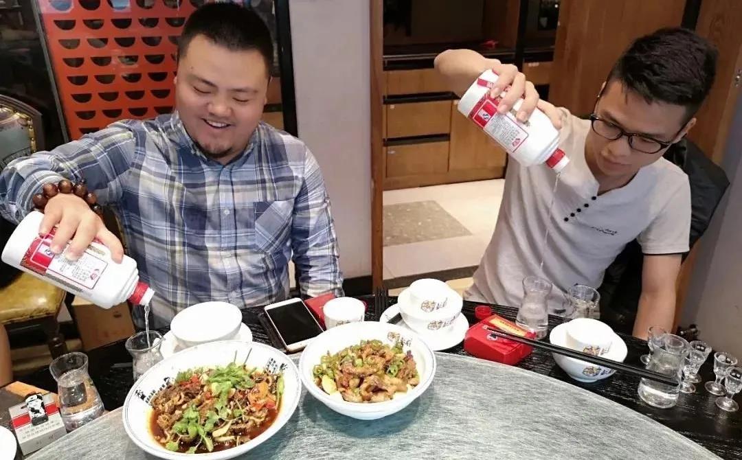 老领导去山东，拒绝喝茅台，专挑3款不起眼白酒，当地人：识货