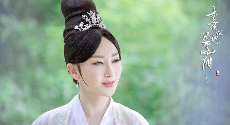 那个曾经把空灵低语唱出国门的仙女，终究还是跌落神坛了