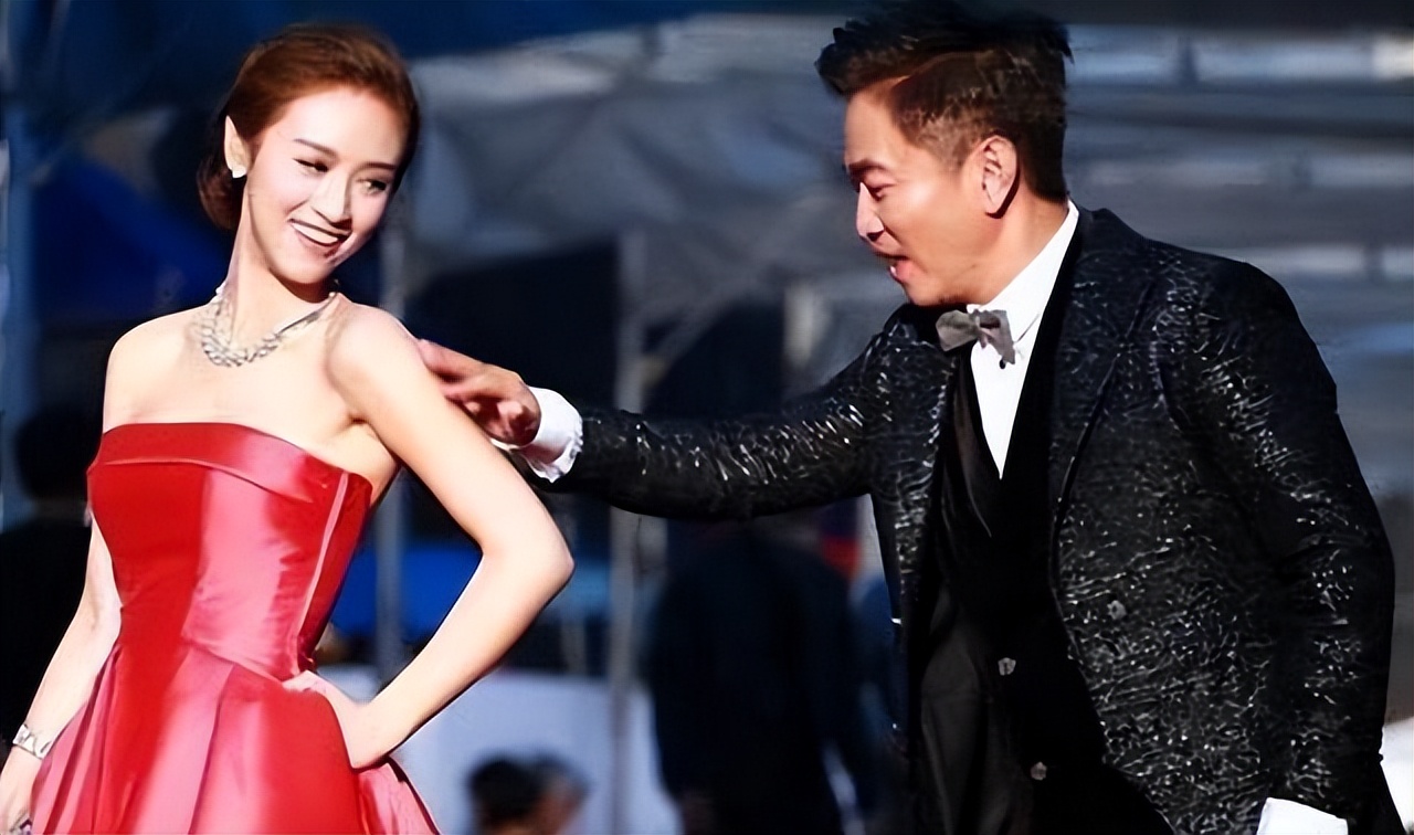 父女“嘴对嘴亲吻”不害臊，以爱的名义满足私欲的行为，该停止了