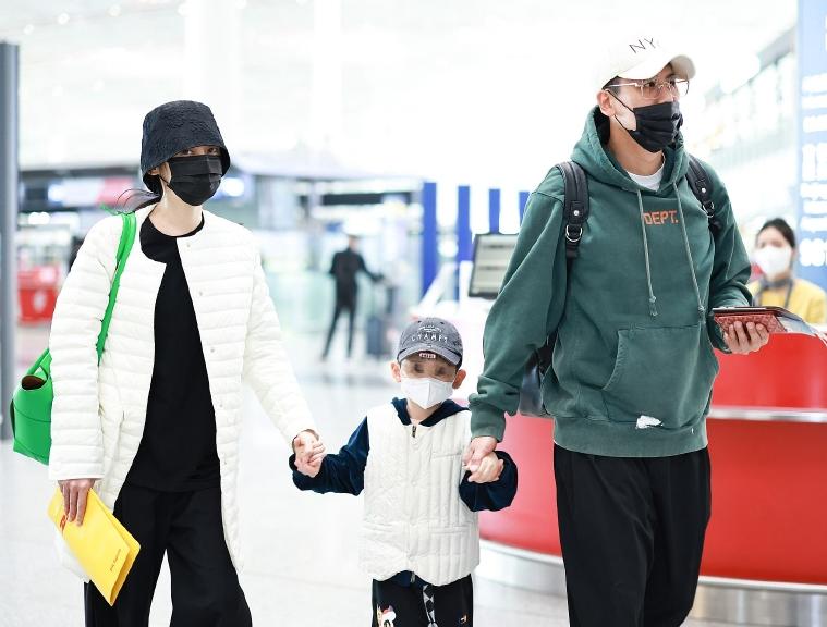 秋瓷炫一家三口现身机场,秋瓷炫罕见晒近照