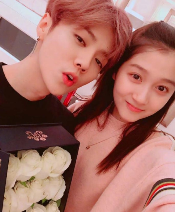 鹿晗踢足球拍立得打卡,鹿晗踢足球照片q版手绘