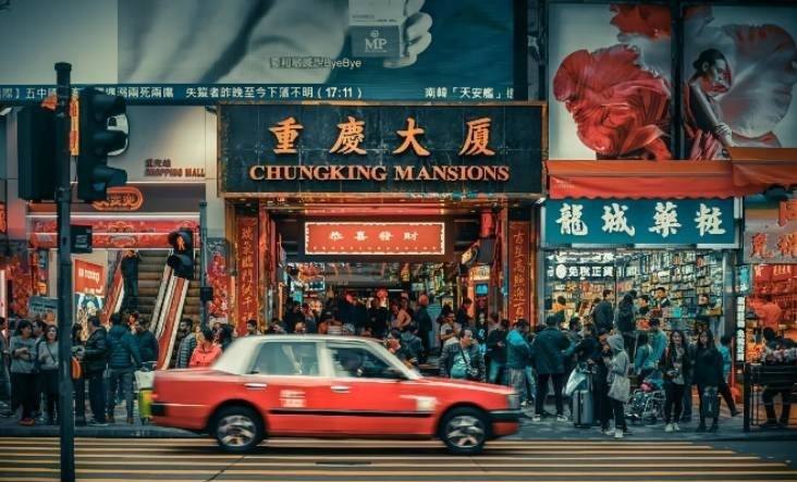 香港穷小子,做房地产身家20亿,疯狂泡女明星,却47岁在东莞猝死