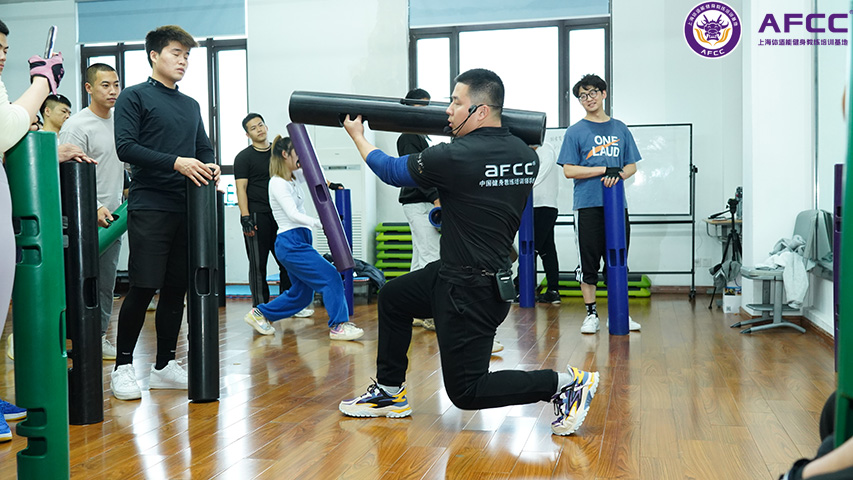 健身教练一个月收入多少,健身教练一个月收入大概是多少钱