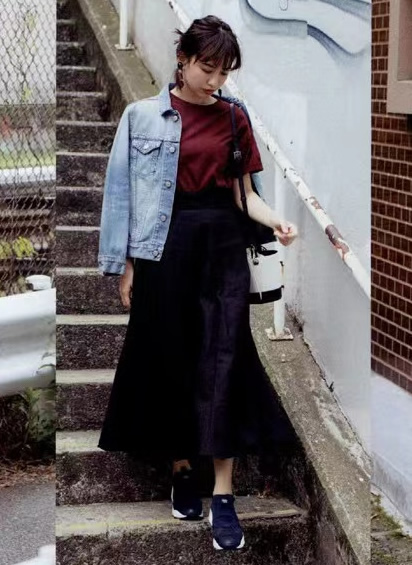 女生穿运动鞋最时尚的穿搭,白体恤怎么搭配裙子运动鞋