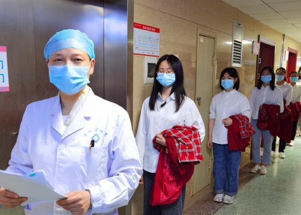 高考体检有多严格？需要“全部*光脱**”检查吗？医生表示我也不想看