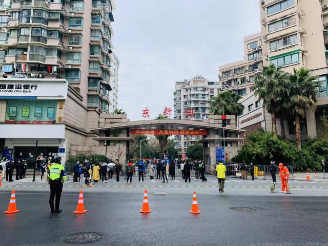 东新园解封！现场有人送来了88朵玫瑰