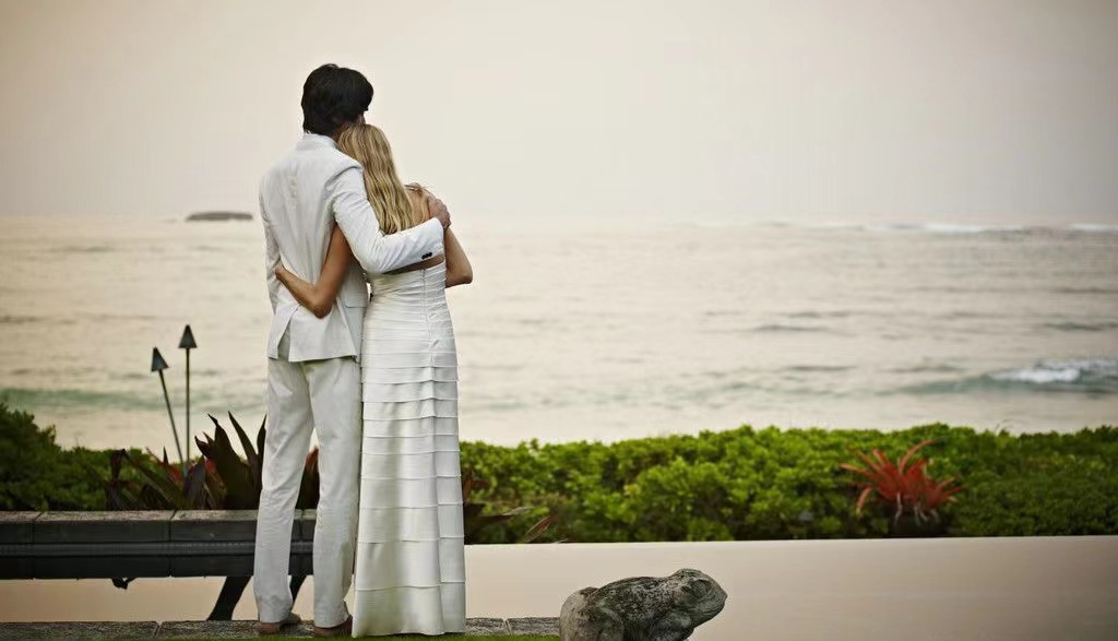 闺蜜离婚多年对我老公好贴心,离婚了闺蜜和前夫关系好